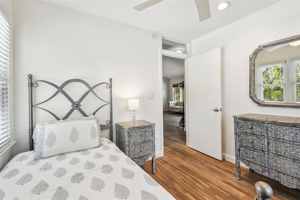 For Sale: $679,000 (2 beds, 1 baths, 1082 Square Feet)