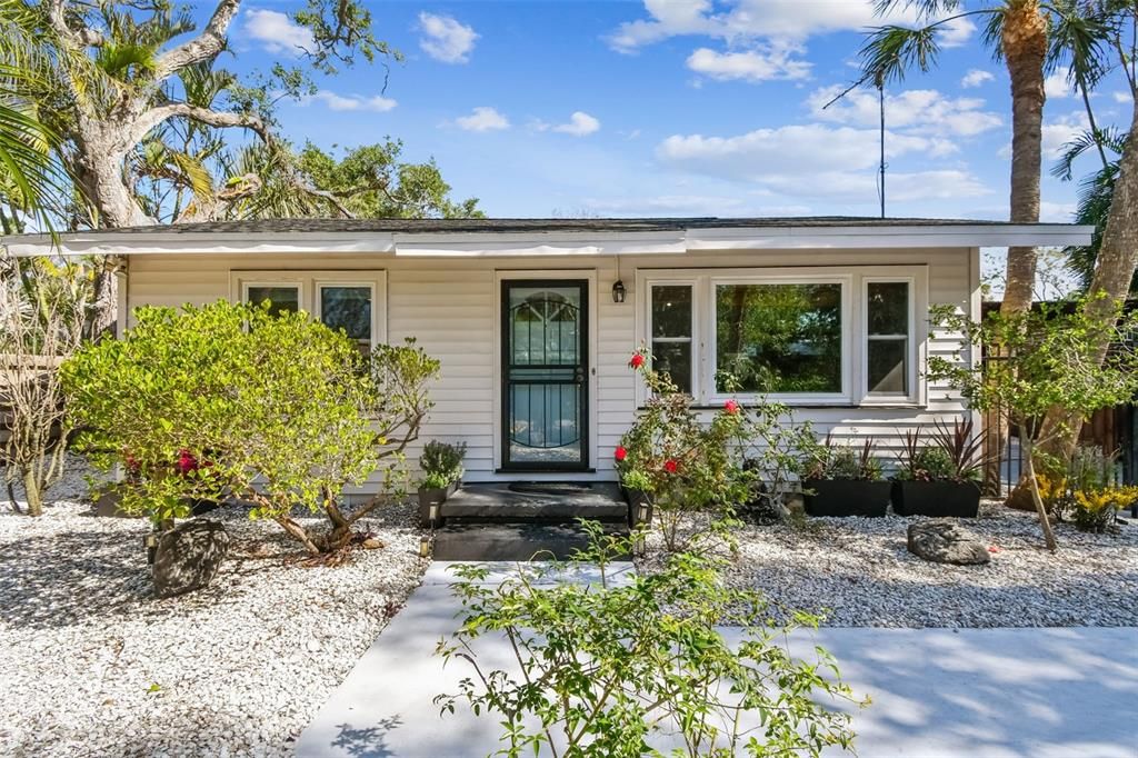 For Sale: $679,000 (2 beds, 1 baths, 1082 Square Feet)