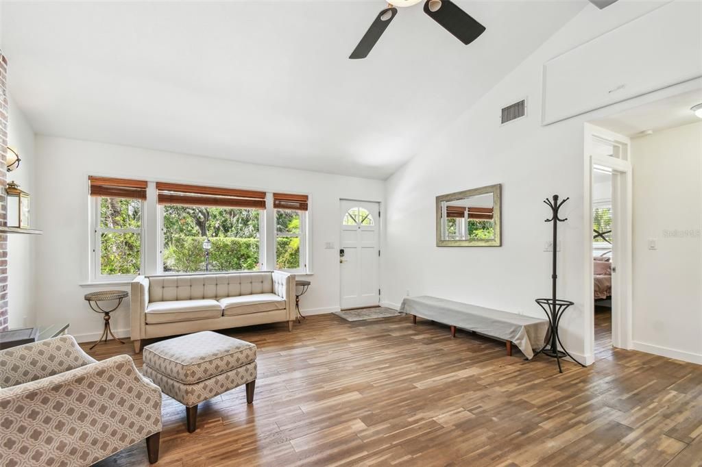 For Sale: $679,000 (2 beds, 1 baths, 1082 Square Feet)