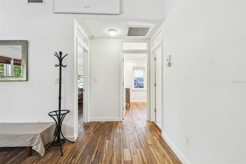 For Sale: $679,000 (2 beds, 1 baths, 1082 Square Feet)