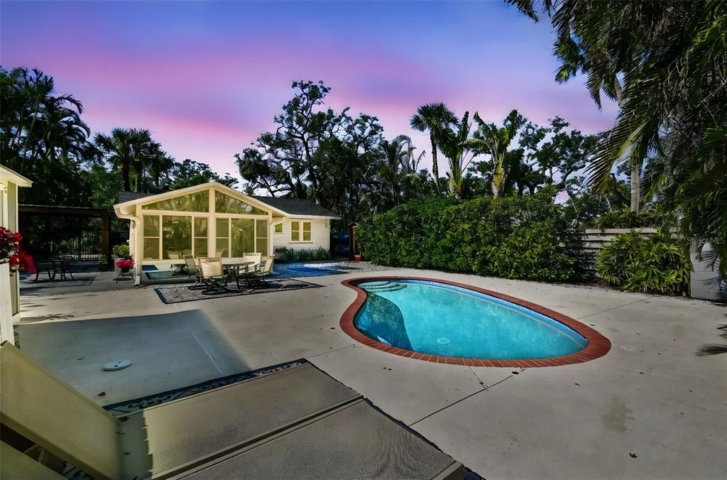 For Sale: $679,000 (2 beds, 1 baths, 1082 Square Feet)