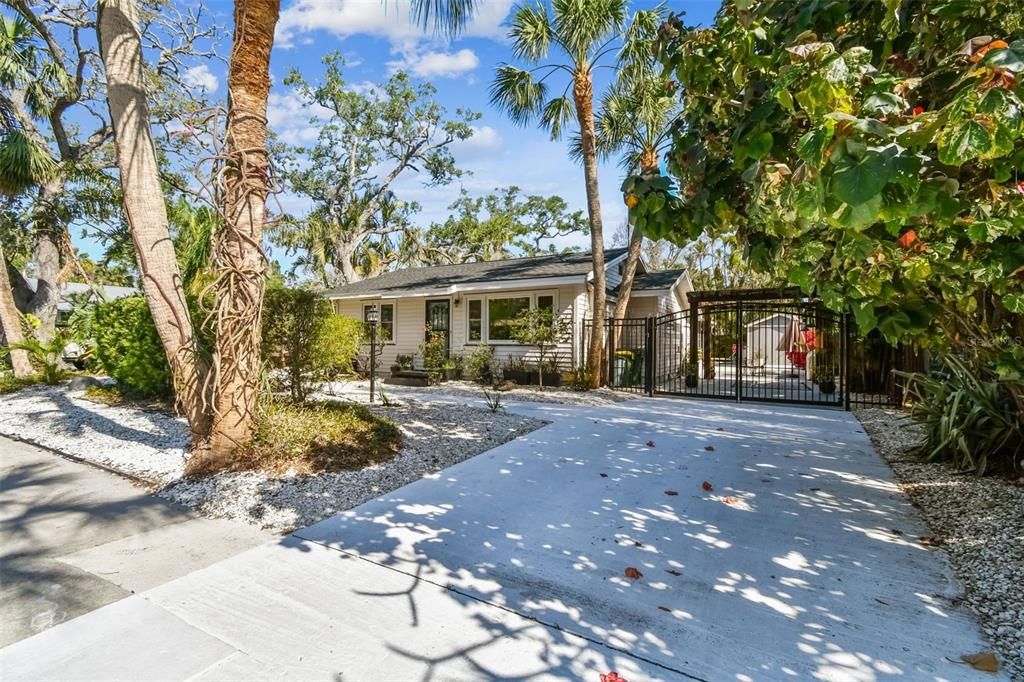 For Sale: $679,000 (2 beds, 1 baths, 1082 Square Feet)