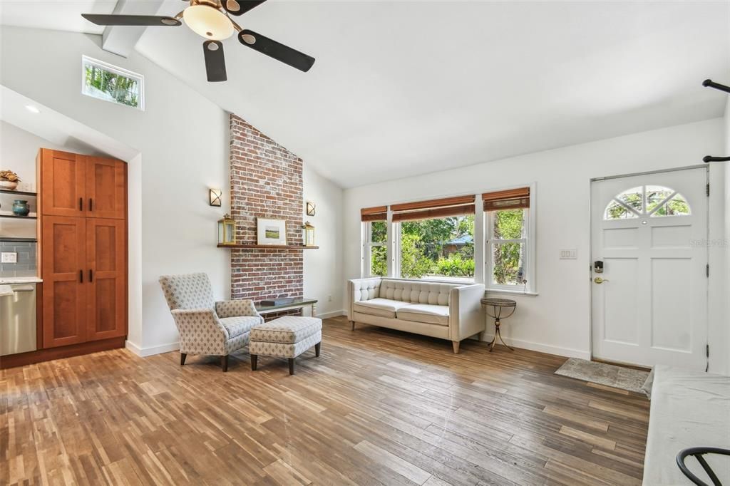 For Sale: $679,000 (2 beds, 1 baths, 1082 Square Feet)