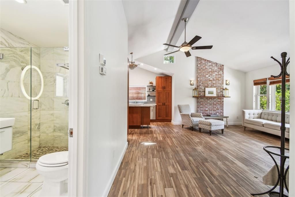 For Sale: $679,000 (2 beds, 1 baths, 1082 Square Feet)