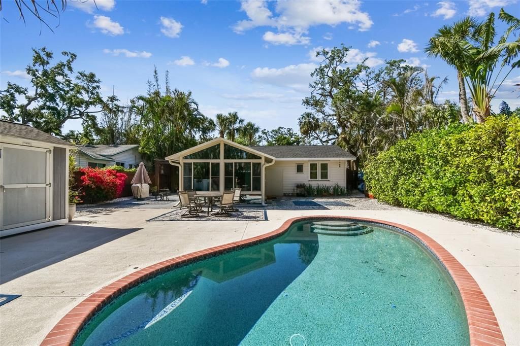 For Sale: $679,000 (2 beds, 1 baths, 1082 Square Feet)