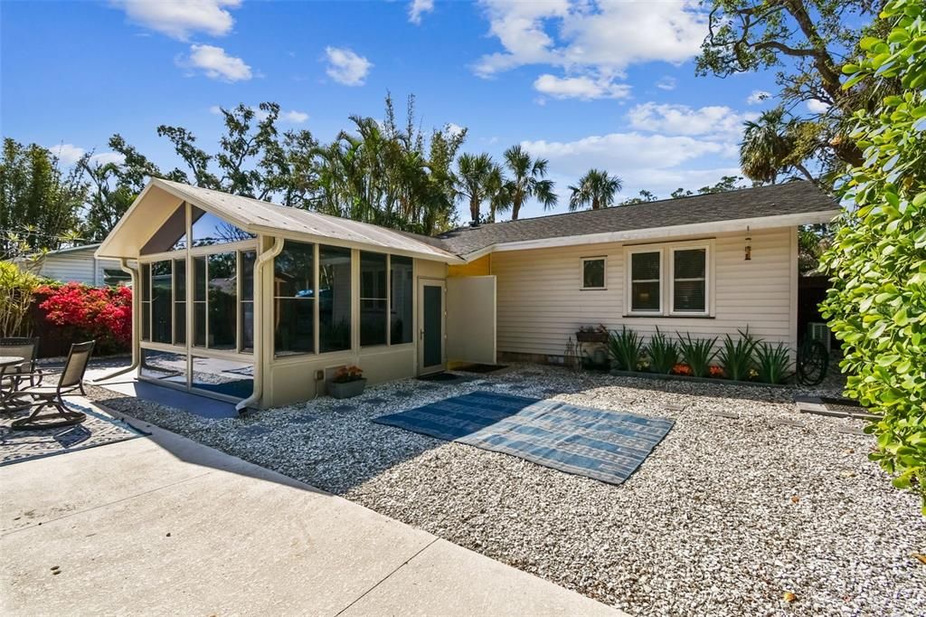 For Sale: $679,000 (2 beds, 1 baths, 1082 Square Feet)