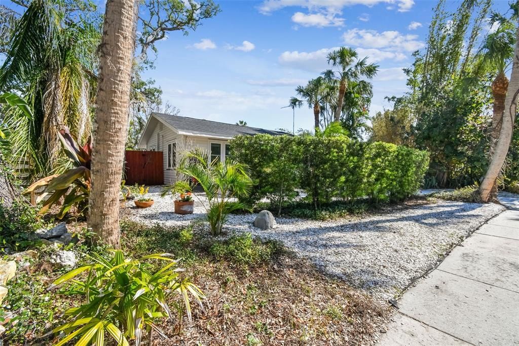 For Sale: $679,000 (2 beds, 1 baths, 1082 Square Feet)