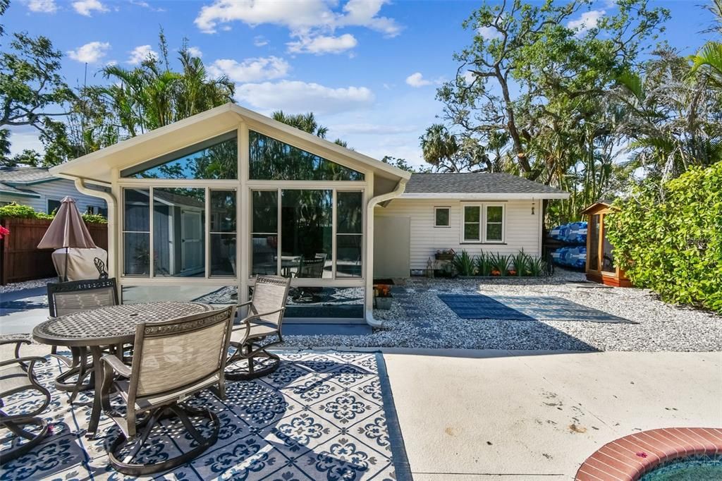 For Sale: $679,000 (2 beds, 1 baths, 1082 Square Feet)