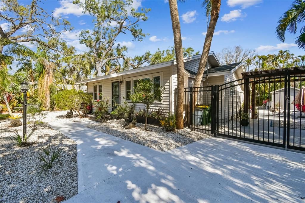 For Sale: $679,000 (2 beds, 1 baths, 1082 Square Feet)