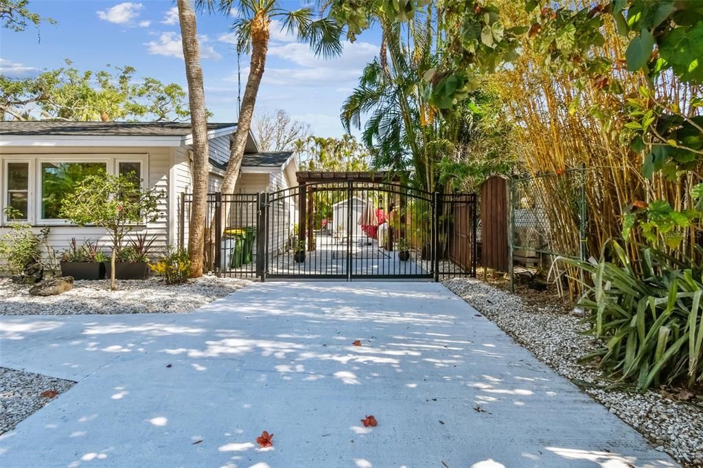 For Sale: $679,000 (2 beds, 1 baths, 1082 Square Feet)