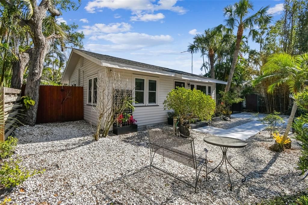 For Sale: $679,000 (2 beds, 1 baths, 1082 Square Feet)