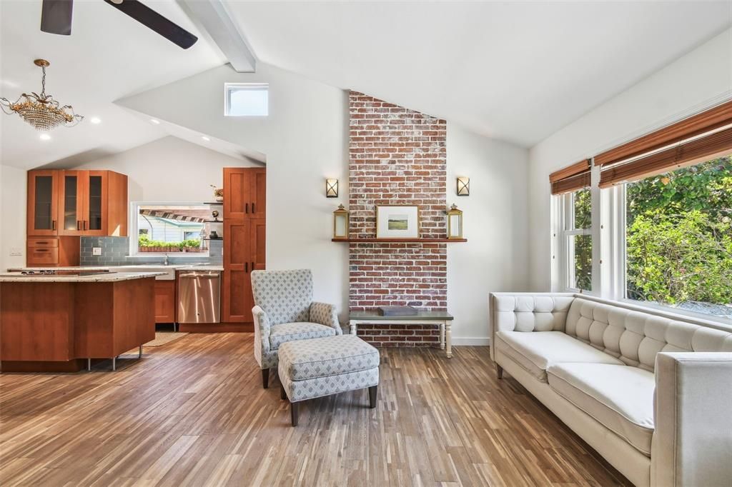 For Sale: $679,000 (2 beds, 1 baths, 1082 Square Feet)