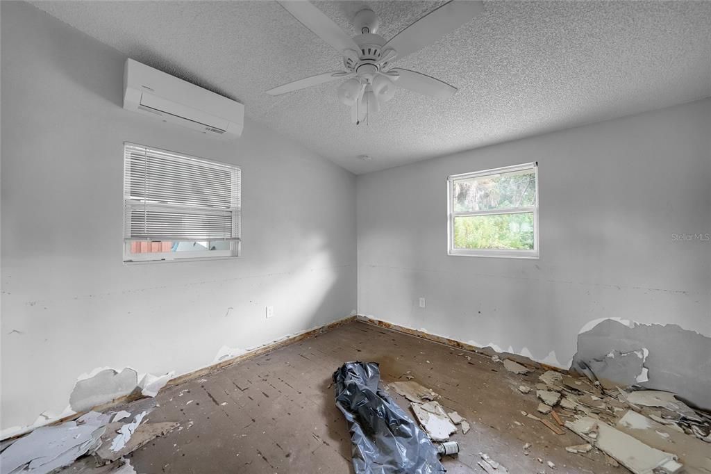 For Sale: $195,000 (2 beds, 2 baths, 1040 Square Feet)