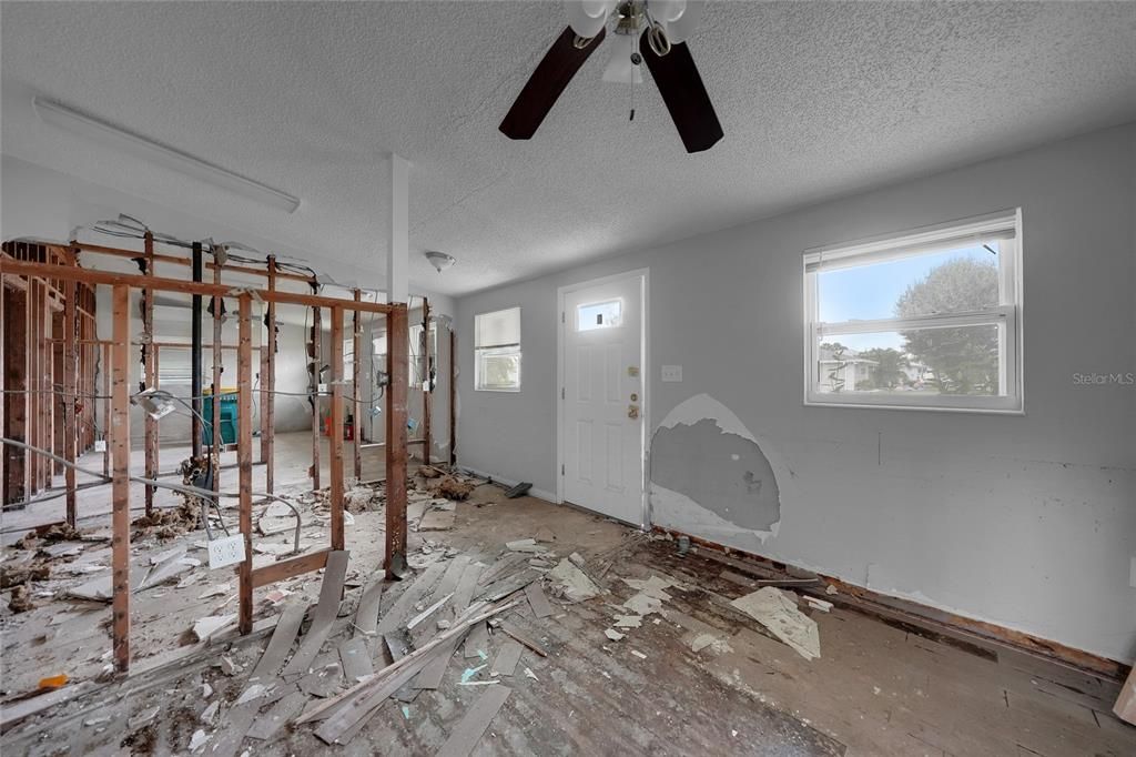 For Sale: $195,000 (2 beds, 2 baths, 1040 Square Feet)