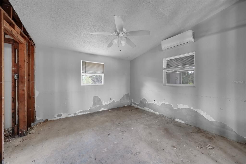 For Sale: $195,000 (2 beds, 2 baths, 1040 Square Feet)