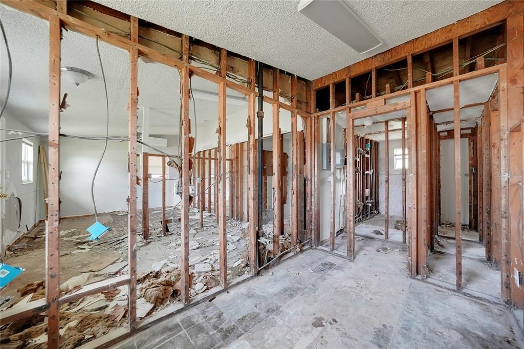 For Sale: $195,000 (2 beds, 2 baths, 1040 Square Feet)