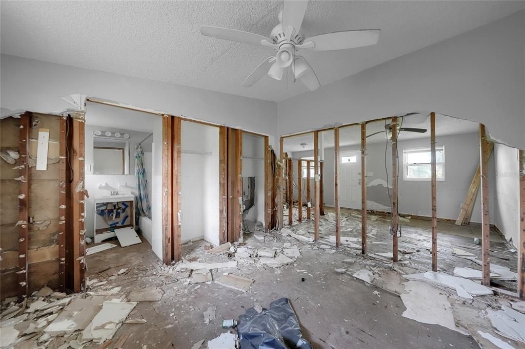 For Sale: $195,000 (2 beds, 2 baths, 1040 Square Feet)