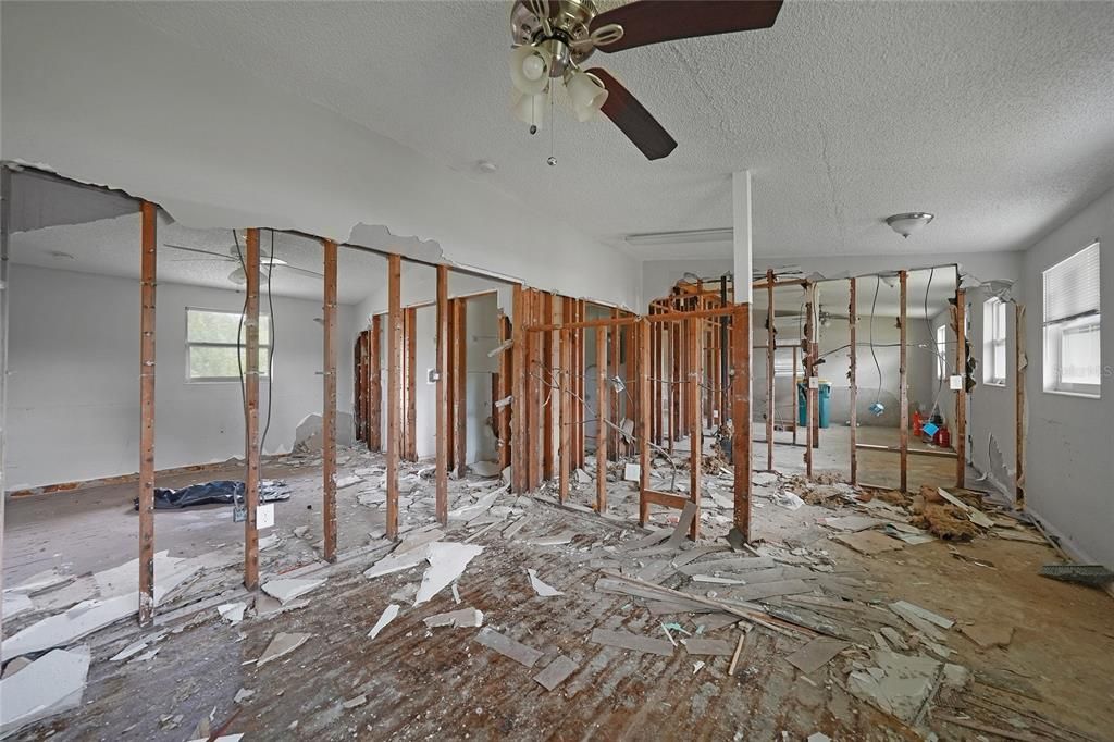 For Sale: $195,000 (2 beds, 2 baths, 1040 Square Feet)