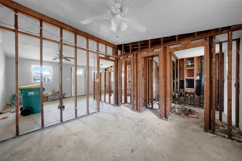 For Sale: $195,000 (2 beds, 2 baths, 1040 Square Feet)