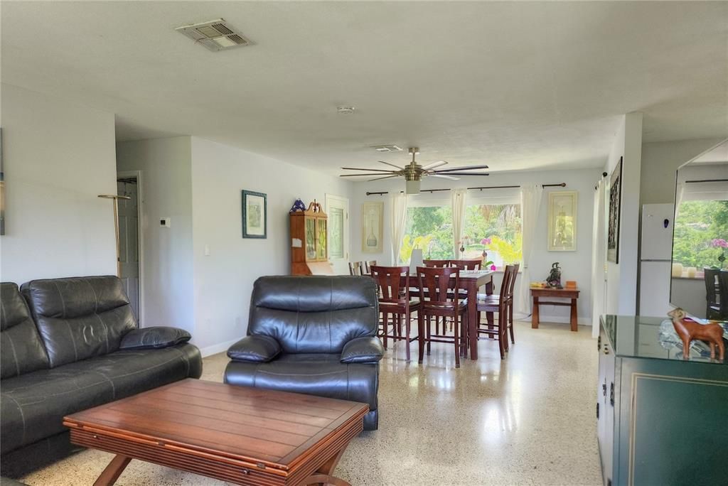 出租: $3,000 (3 贝兹, 2 浴室, 1468 平方英尺)