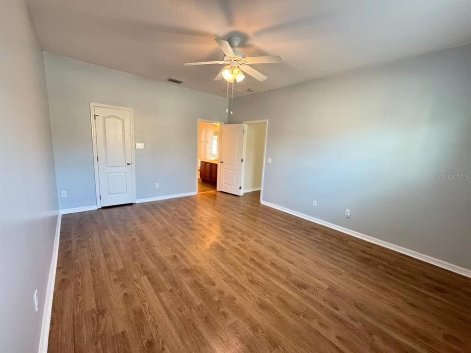 For Rent: $2,365 (4 beds, 2 baths, 1876 Square Feet)
