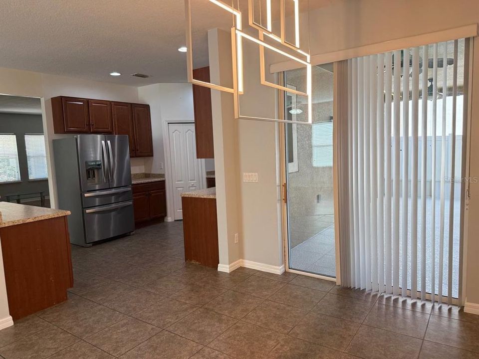 For Rent: $2,365 (4 beds, 2 baths, 1876 Square Feet)