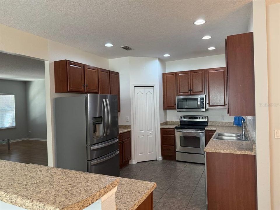 For Rent: $2,365 (4 beds, 2 baths, 1876 Square Feet)