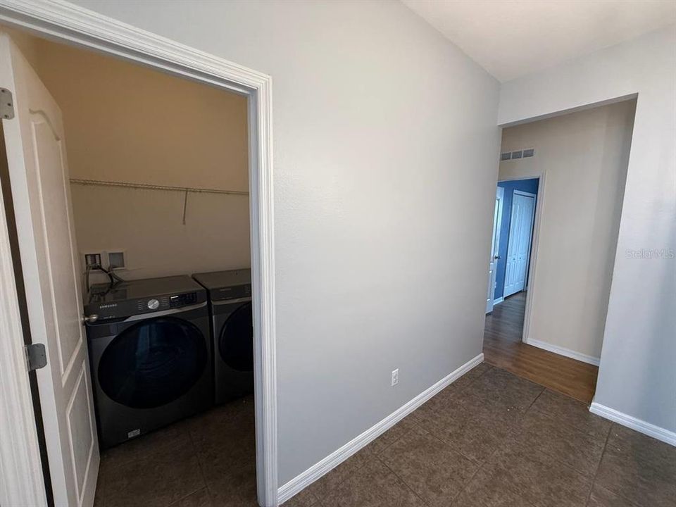 For Rent: $2,365 (4 beds, 2 baths, 1876 Square Feet)