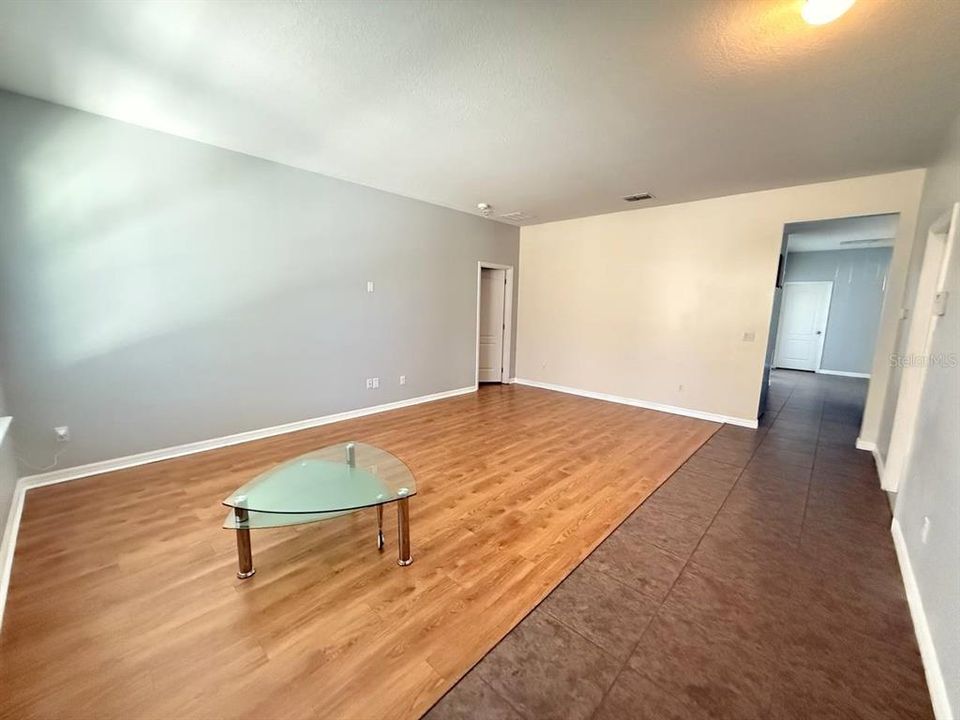 For Rent: $2,365 (4 beds, 2 baths, 1876 Square Feet)