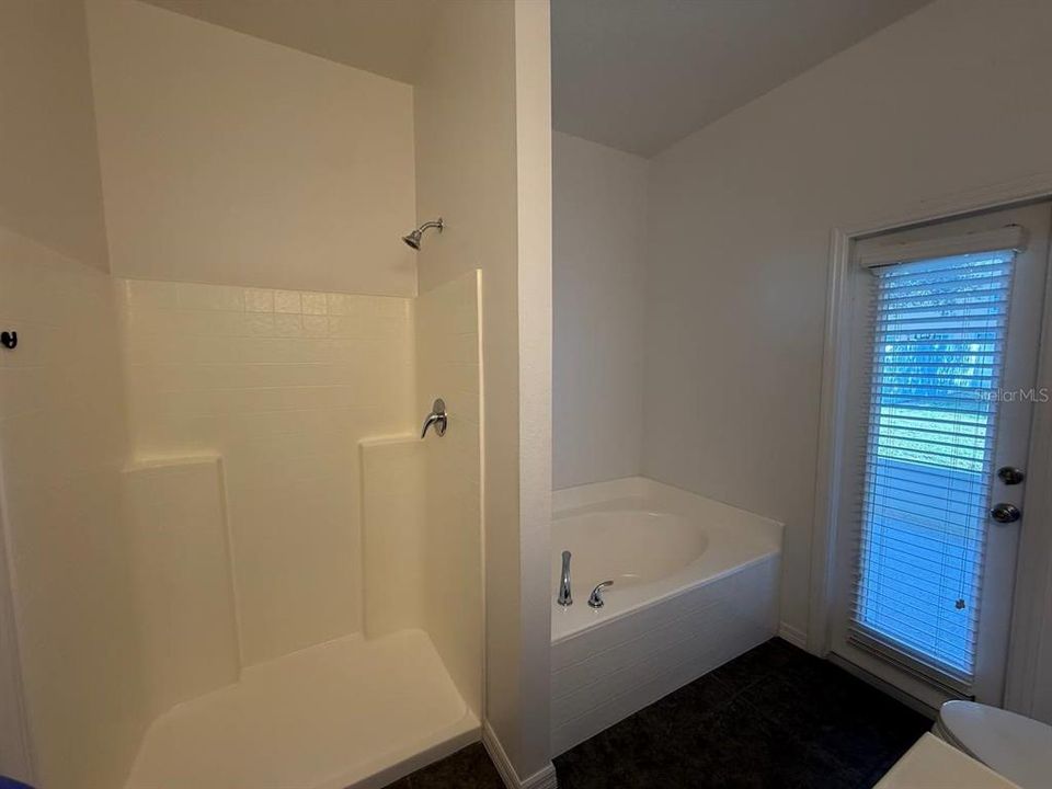 For Rent: $2,365 (4 beds, 2 baths, 1876 Square Feet)