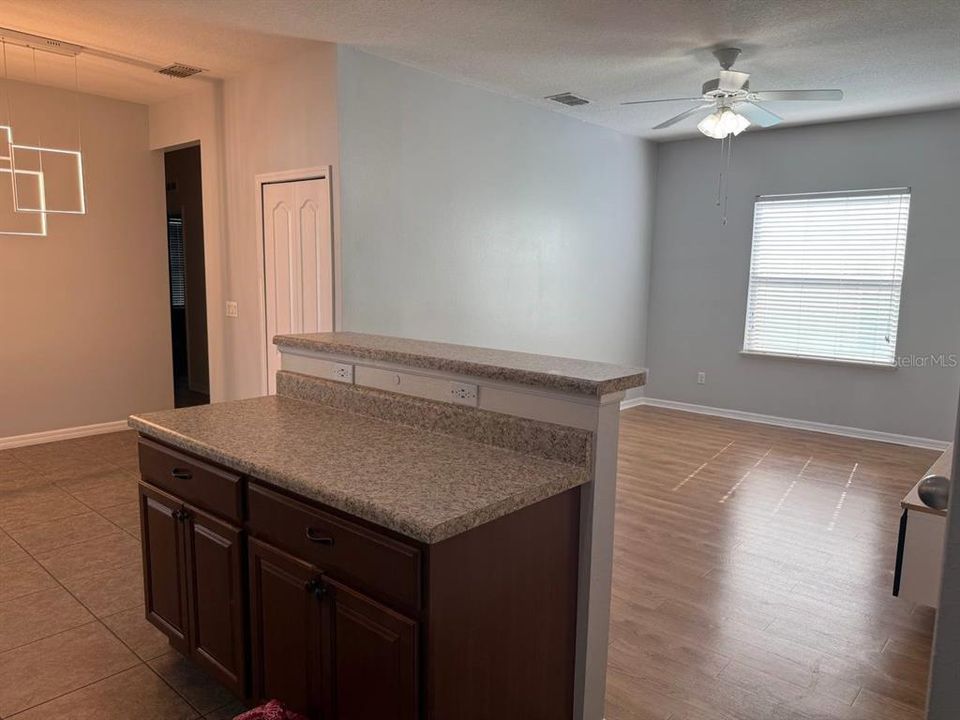 For Rent: $2,365 (4 beds, 2 baths, 1876 Square Feet)
