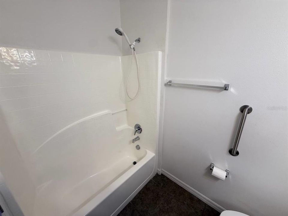 For Rent: $2,365 (4 beds, 2 baths, 1876 Square Feet)