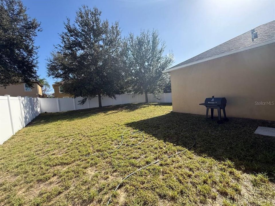 For Rent: $2,365 (4 beds, 2 baths, 1876 Square Feet)