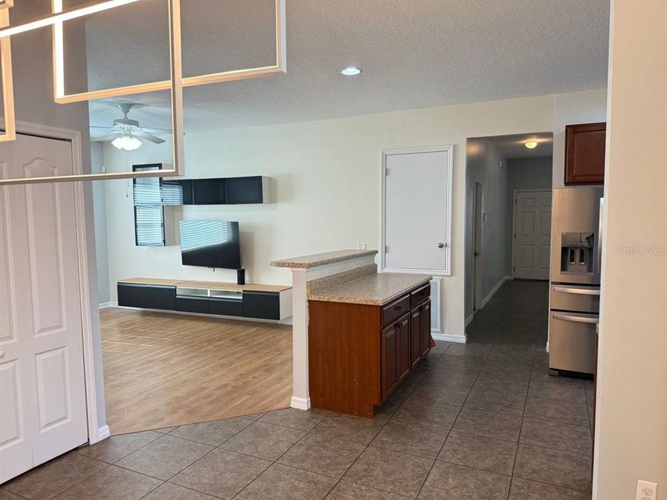 For Rent: $2,365 (4 beds, 2 baths, 1876 Square Feet)