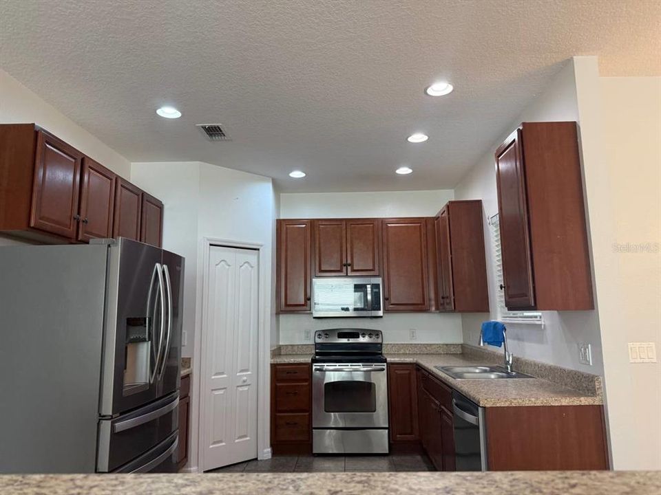 For Rent: $2,365 (4 beds, 2 baths, 1876 Square Feet)