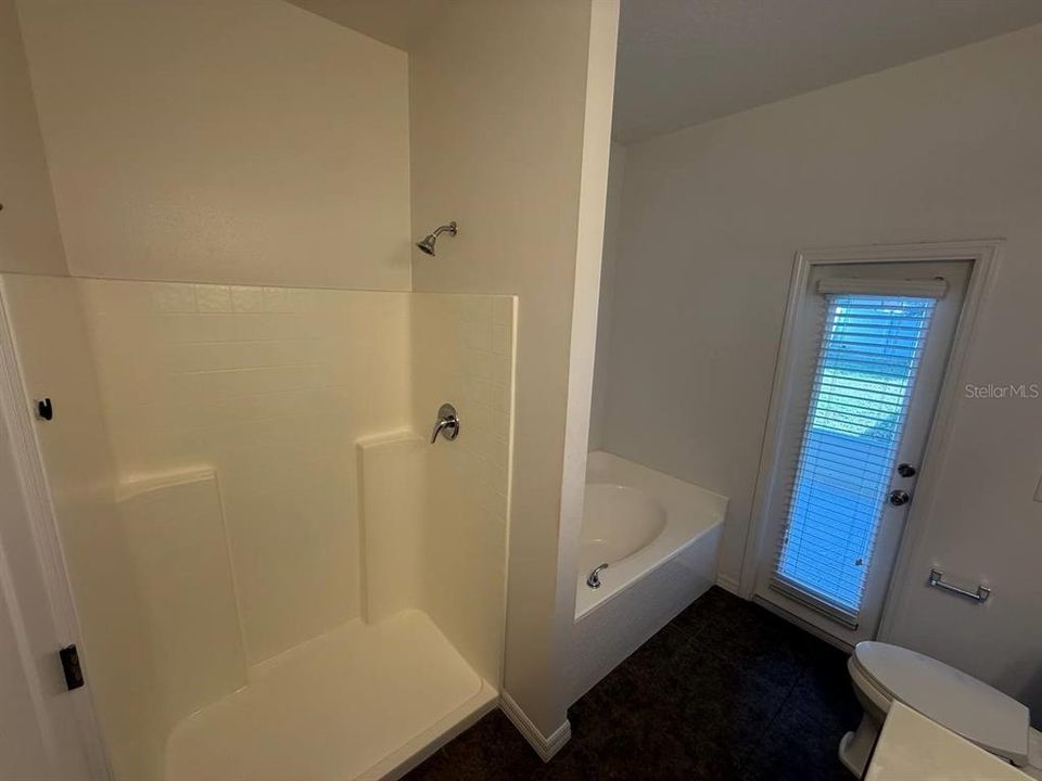 For Rent: $2,365 (4 beds, 2 baths, 1876 Square Feet)