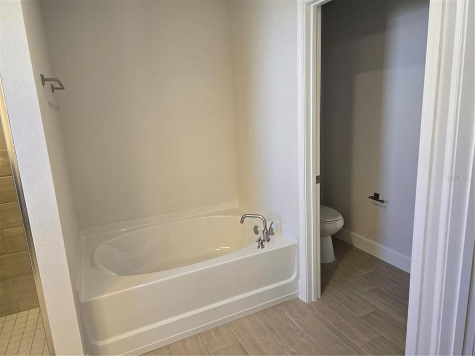 Activo con contrato: $329,250 (4 camas, 3 baños, 2117 Pies cuadrados)