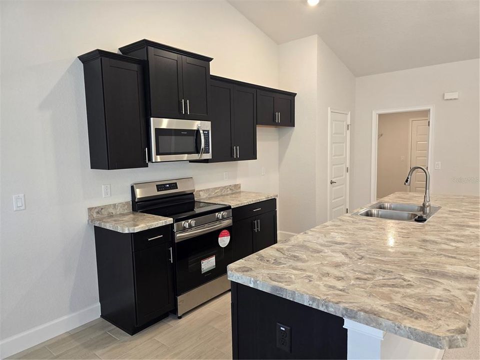 Activo con contrato: $329,250 (4 camas, 3 baños, 2117 Pies cuadrados)