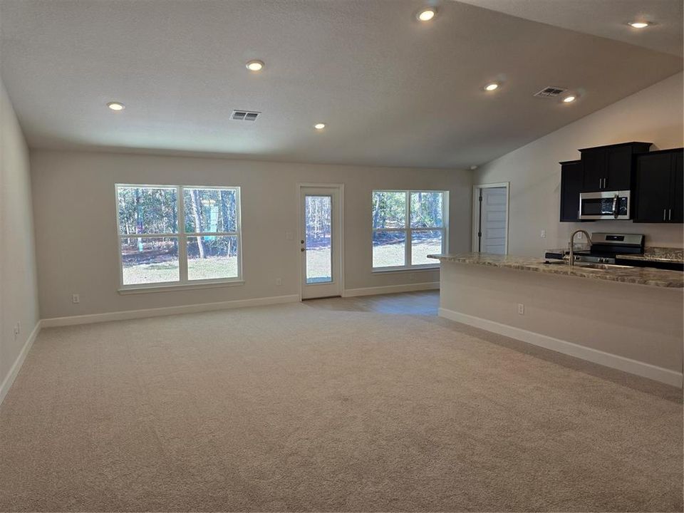 Activo con contrato: $329,250 (4 camas, 3 baños, 2117 Pies cuadrados)