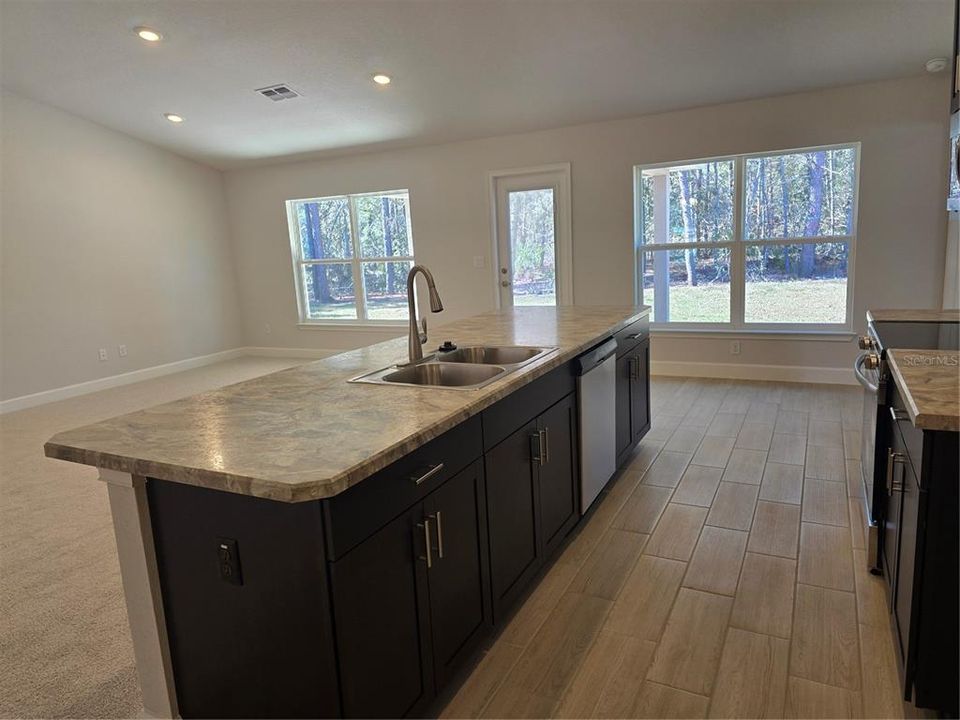 Activo con contrato: $329,250 (4 camas, 3 baños, 2117 Pies cuadrados)
