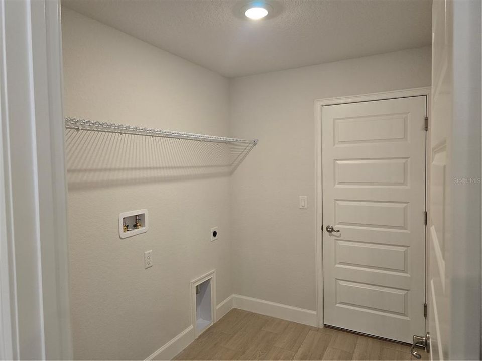 Activo con contrato: $329,250 (4 camas, 3 baños, 2117 Pies cuadrados)