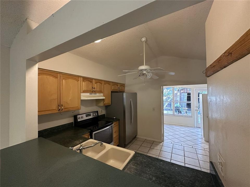 待售: $259,900 (2 贝兹, 1 浴室, 1003 平方英尺)