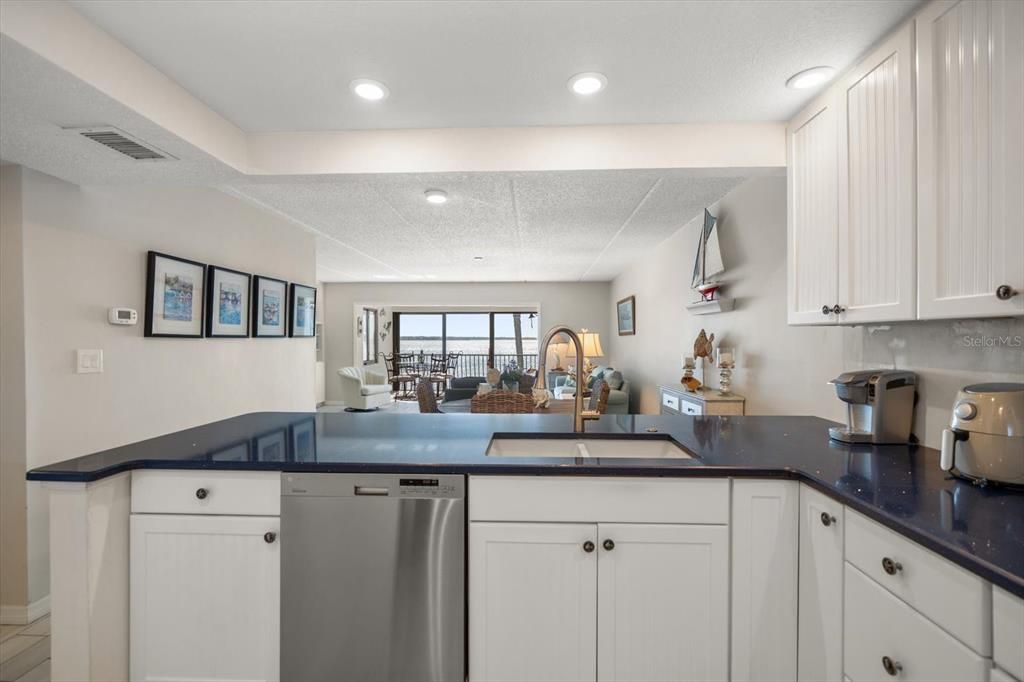 На продажу: $599,000 (2 спален, 2 ванн, 1181 Квадратных фут)