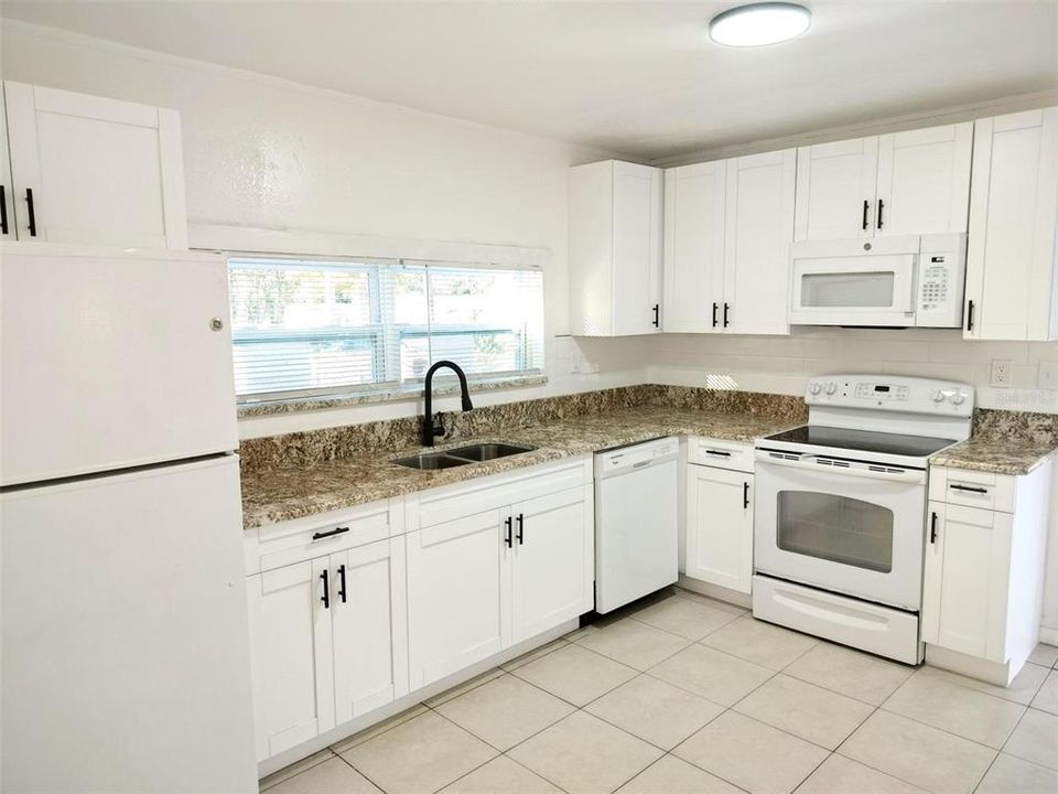 For Sale: $160,000 (2 beds, 1 baths, 660 Square Feet)