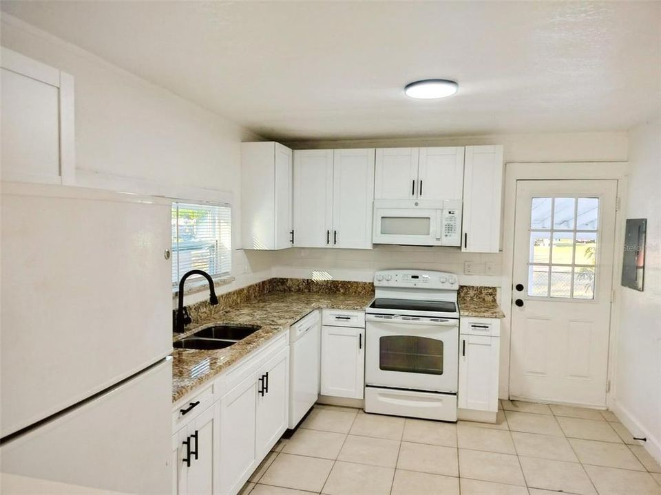 For Sale: $160,000 (2 beds, 1 baths, 660 Square Feet)