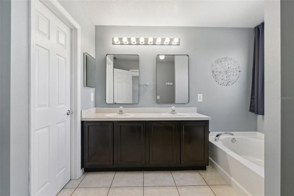 待售: $425,000 (5 贝兹, 2 浴室, 3106 平方英尺)