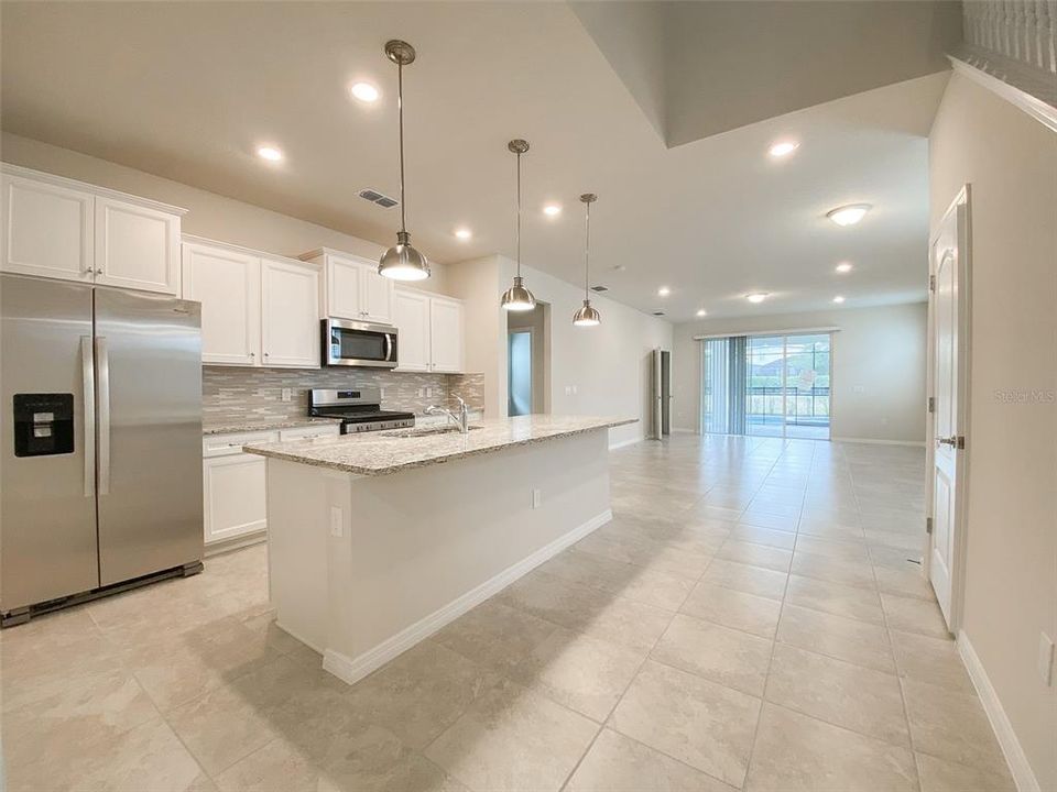 出租: $3,580 (7 贝兹, 5 浴室, 3281 平方英尺)