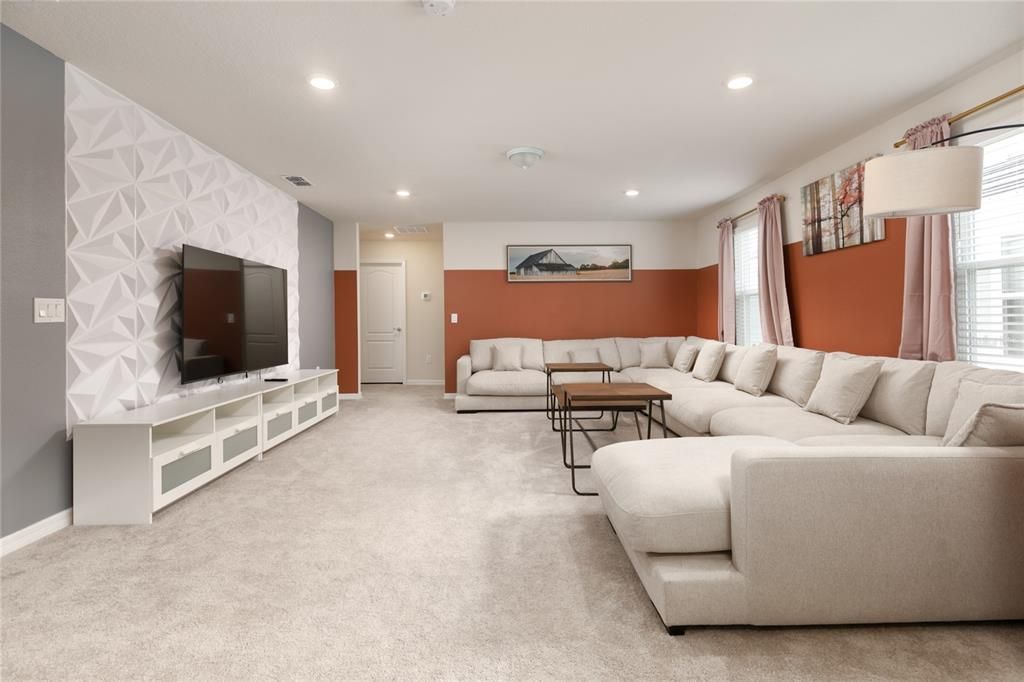 出租: $3,580 (7 贝兹, 5 浴室, 3281 平方英尺)