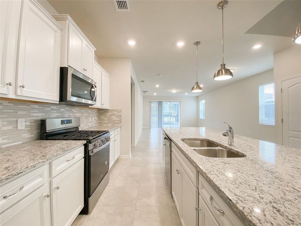 出租: $3,580 (7 贝兹, 5 浴室, 3281 平方英尺)