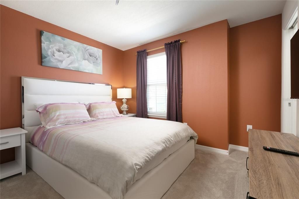 出租: $3,580 (7 贝兹, 5 浴室, 3281 平方英尺)